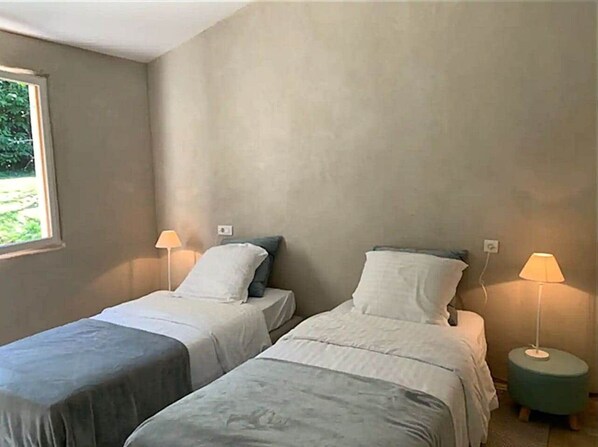 8 bedrooms, iron/ironing board, WiFi, bed sheets