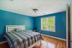 3 bedrooms, desk, iron/ironing board, travel crib