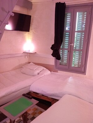 1 chambre, fer et planche Ă repasser, lit parapluie, draps fournis