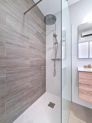 Shower, hair dryer, towels