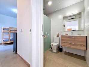 Een douche, een haardroger, handdoeken, toiletpapier