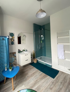 Bathroom - Serene bed & breakfast with WiFi in charming Barlest (Barlest)