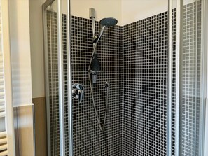 Dutxa, assecador de cabells, bidet i tovalloles 