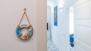 A hallway with a welcome sign and a blue patterned floor. - House Murice- Amalfi (Amalfi)