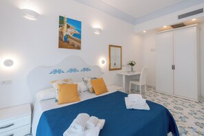 2 bedrooms, desk, iron/ironing board, WiFi