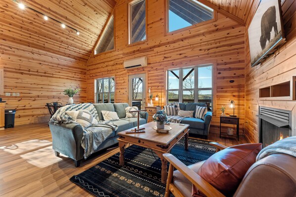 Smart TV, fireplace - Five Cabins in Jasper - Perfect For Large Groups! (Jasper)