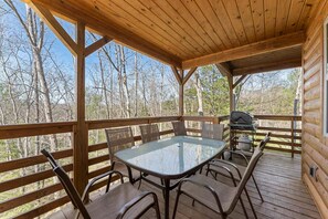 Outdoor dining - Five Cabins in Jasper - Perfect For Large Groups! (Jasper)