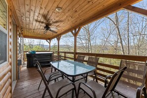 Outdoor dining - Five Cabins in Jasper - Perfect For Large Groups! (Jasper)