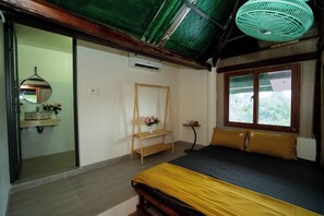 Basic Double Room, Courtyard View | Desk, laptop workspace, iron/ironing board - Sunsea 2 Homestay Đá Đĩa-Phú Yên (Tuy An)