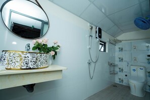 Ducha, artículos de tocador gratuitos, pantuflas, toallas