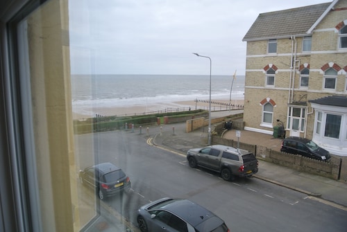Apartment 4 Self contained 1-bed sleeps 4 Bridlington North side with sea view