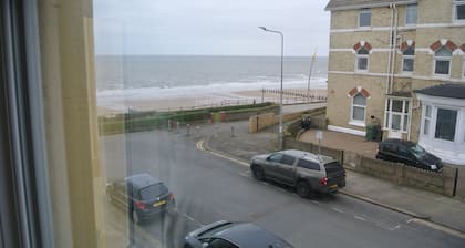 Apartment 4 Self contained 1-bed sleeps 4 Bridlington North side with sea view