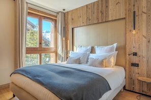 3 bedrooms, iron/ironing board, internet, bed sheets