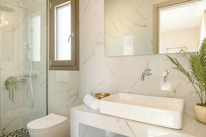 Dusche, Haartrockner, Handtücher, Toilettenpapier