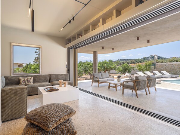 Smart TV, fireplace, stereo