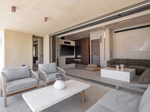 Smart TV, fireplace, stereo