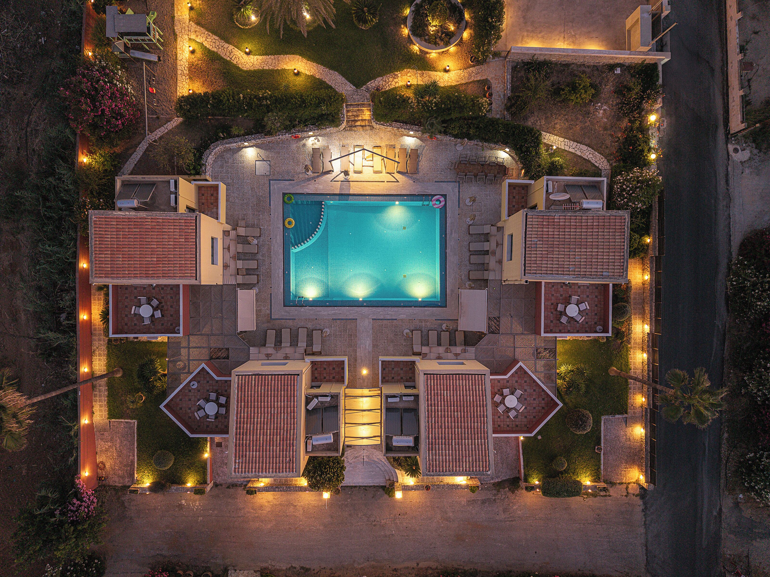 Una piscina al aire libre, una piscina climatizada