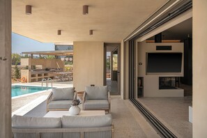 Smart TV, chimenea, mesa de ping pong, estéreo