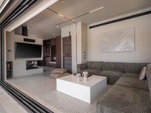Smart TV, chimenea, mesa de ping pong, estéreo
