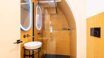 Een douche, een haardroger, een bidet, handdoeken