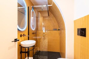 Bruser, hårtørrer, bidet, håndklæder