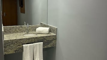 Chambre Confort Double ou avec lits jumeaux | Salle de bain | Douche, articles de toilette gratuits, serviettes fournies, savon