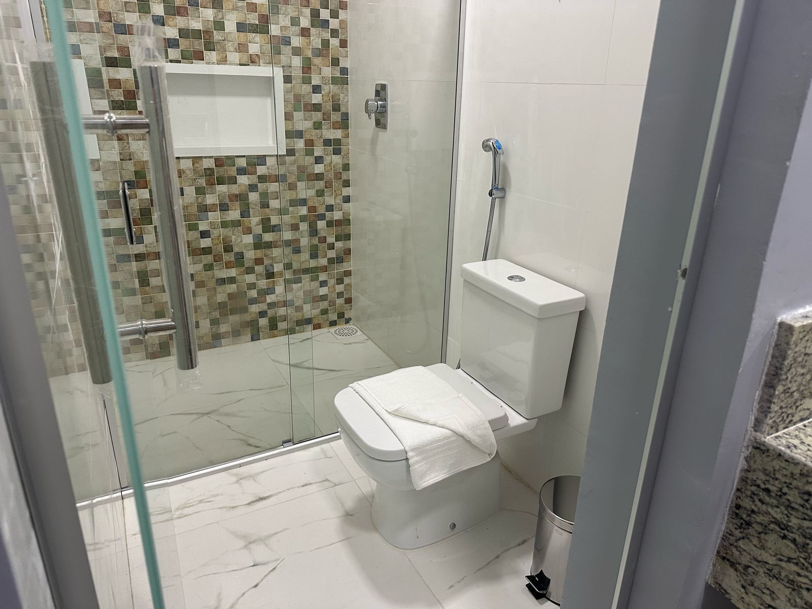 Quarto casal ou duplo conforto | Banheiro | Chuveiro, produtos de toalete grátis, toalhas de banho, sabonete