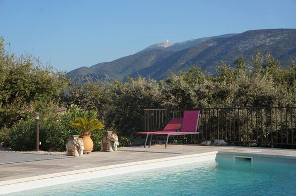 Een buitenzwembad, een verwarmd zwembad