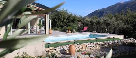 Alberca al aire libre y alberca climatizada