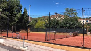 A tennis court with a net, surrounded by a fence, and trees in the background. - Agay 4p, Piscine, Vue Mer, Tout a Pied (Saint-Raphaël)