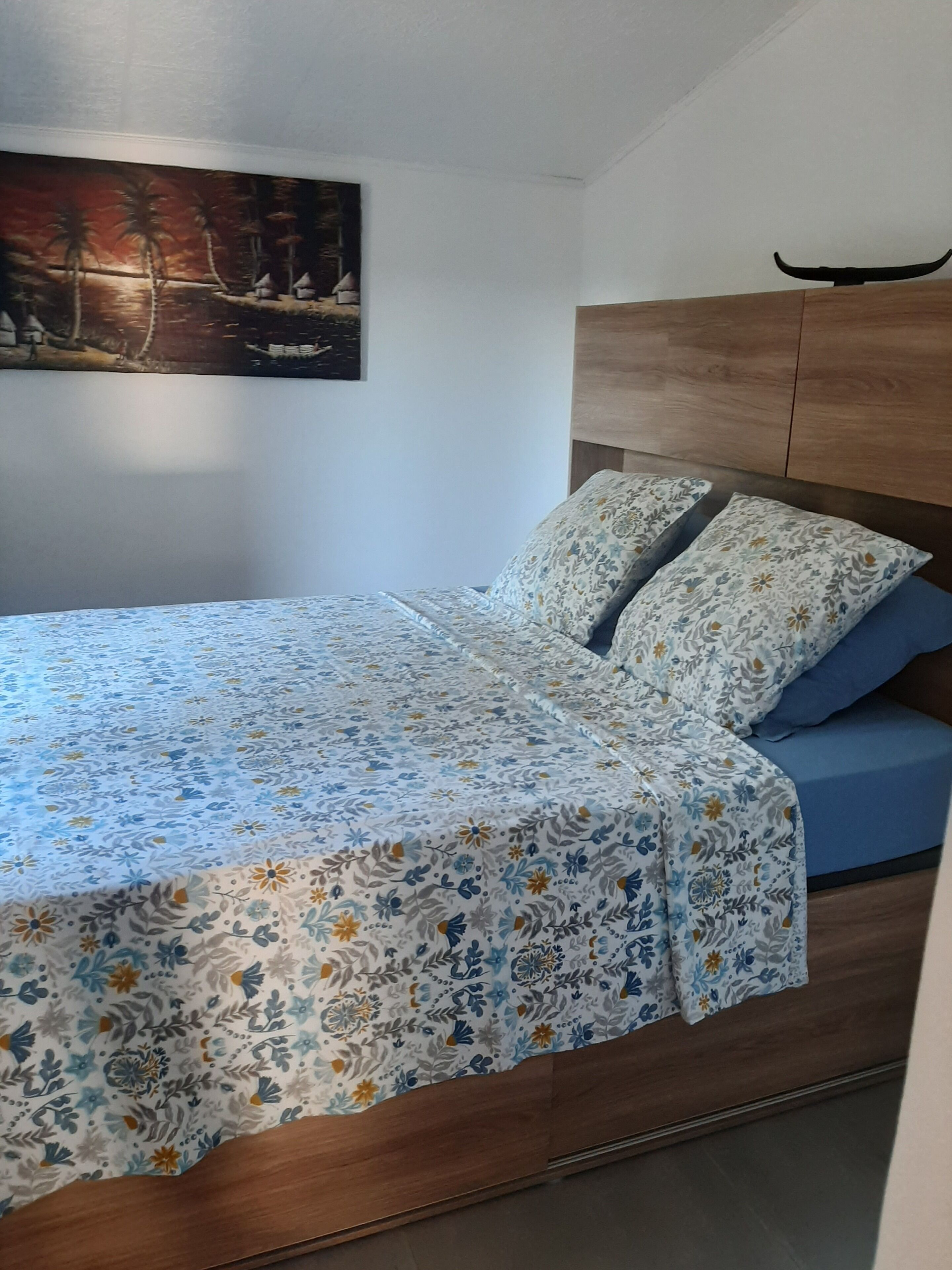 2 bedrooms, internet, bed sheets