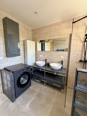 Shower, hair dryer, towels, toilet paper - Bedroom Apartment • Large Garden • 350m from Beach • A/C (Santa-Maria-Poggio)