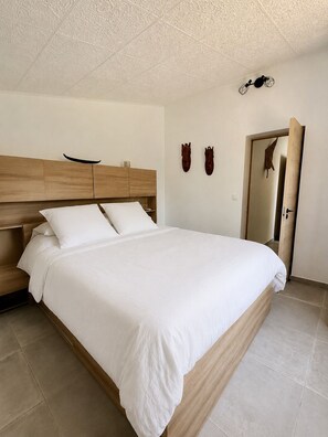 2 bedrooms, desk, WiFi (free), bed sheets