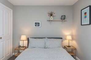 2 soverom, strykejern/-brett, reiseseng for barn og wi-fi