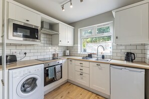 Een koelkast, een microgolfoven, een oven, een kookplaat