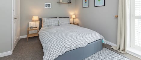 2 habitaciones, tabla de planchar con plancha, cuna de viaje y wifi