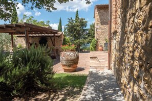 Condo traditionnel, patio, vue sur la cour intérieure | Vue sur la cour
