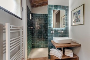 Secador de pelo, bidet, toallas, jabón