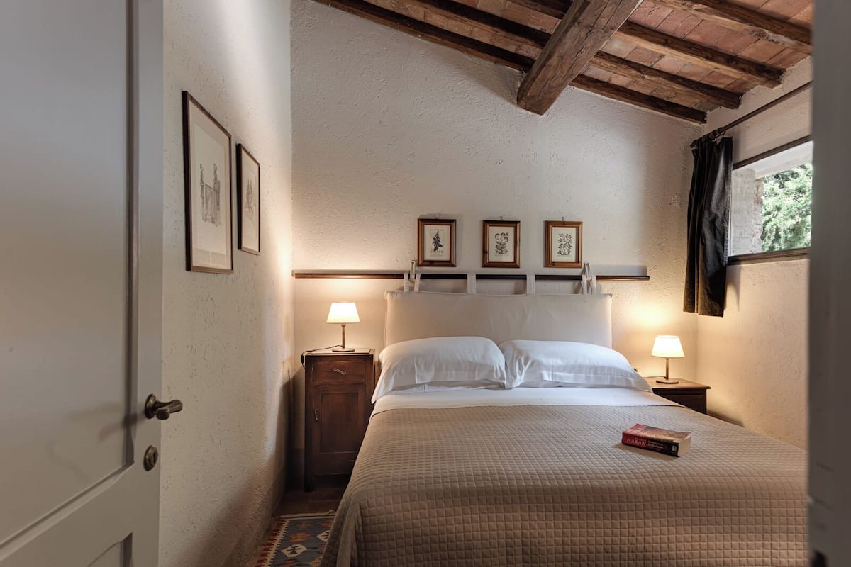 Appartamento Romantico, patio, vista giardino | 1 camera, biancheria da letto di alta qualità, copriletto in piuma