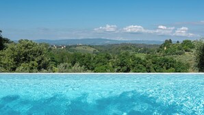 Une piscine offrant une vue dégagée sur un paysage montagneux et une végétation luxuriante en arrière-plan.