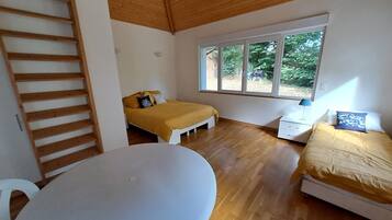 3 slaapkamers, een strijkplank/strijkijzer, reisbedje, gratis wifi