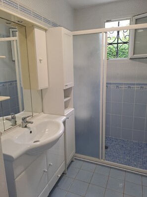 Dusche, Haartrockner, HandtĂŒcher, Seife