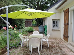 Outdoor dining - Quiet cottage (Baguer-Morvan)