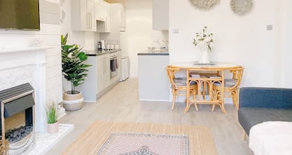 Chic flat close to Edinburgh, Airport, & Zoo