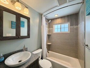 A bathroom with a sink, toilet, and bathtub. - Charming 3-bedroom townhome 2 blocks from ocean and bay, in town of Stone Harbor (Stone Harbor)
