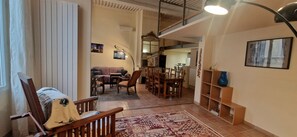 Smart TV, DVD player - Loft in 17th century town house, city center, air-conditioned (Aix-en-Provence)