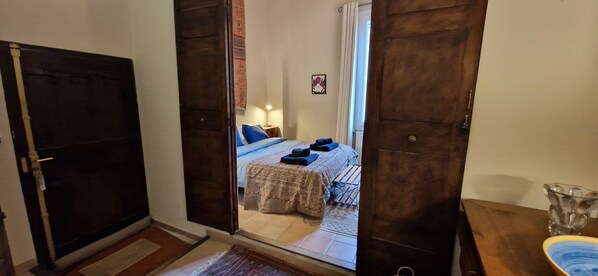 2 bedrooms, desk, travel crib, WiFi - Loft in 17th century town house, city center, air-conditioned (Aix-en-Provence)