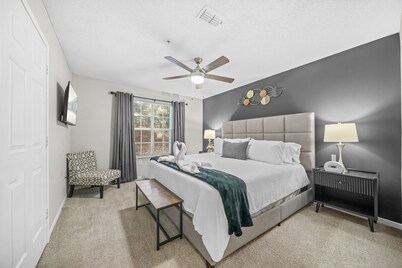Lux 3BR, Prime Area w/Pool & Gym, Near UGA & DT.