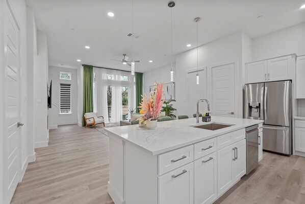 Kühlschrank, Mikrowelle, Herdplatte, Geschirrspüler