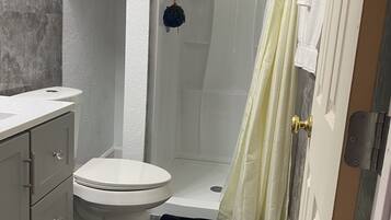 Secadora de cabello, toallas, jabón, papel de baño